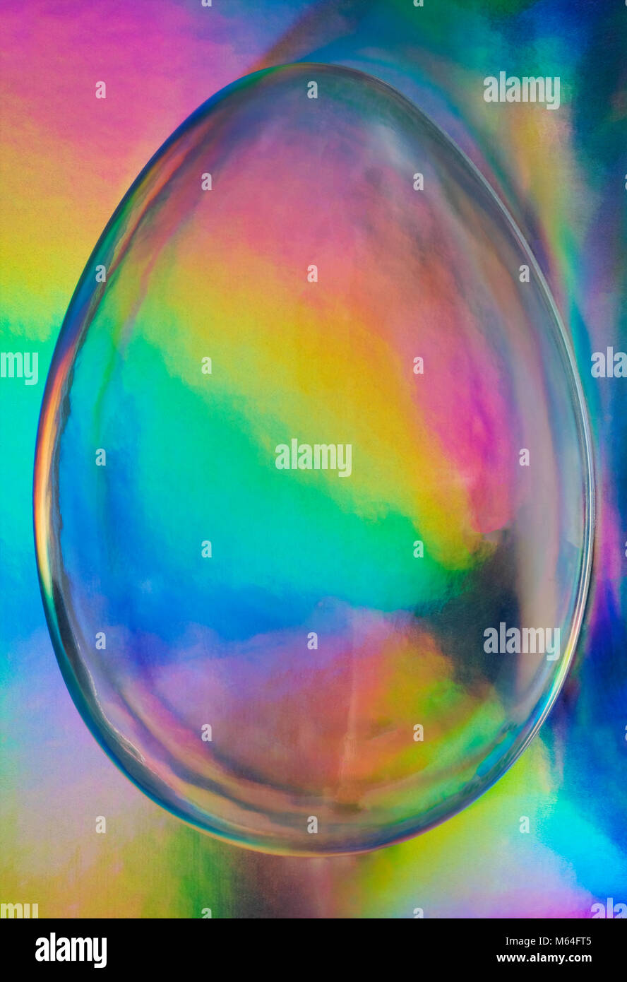Huevo holográfico, Espectro abstracto holograma vaporwave transparente del huevo de Pascua, a la moda en colores de neón multicolor Foto de stock