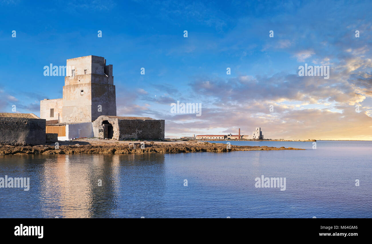 Las fotografías y las imágenes de la Torre de San Teodoro (San Teodoro) Torre de fortificación defensiva a la entrada del della Laguna salina salinas, Isole de Foto de stock