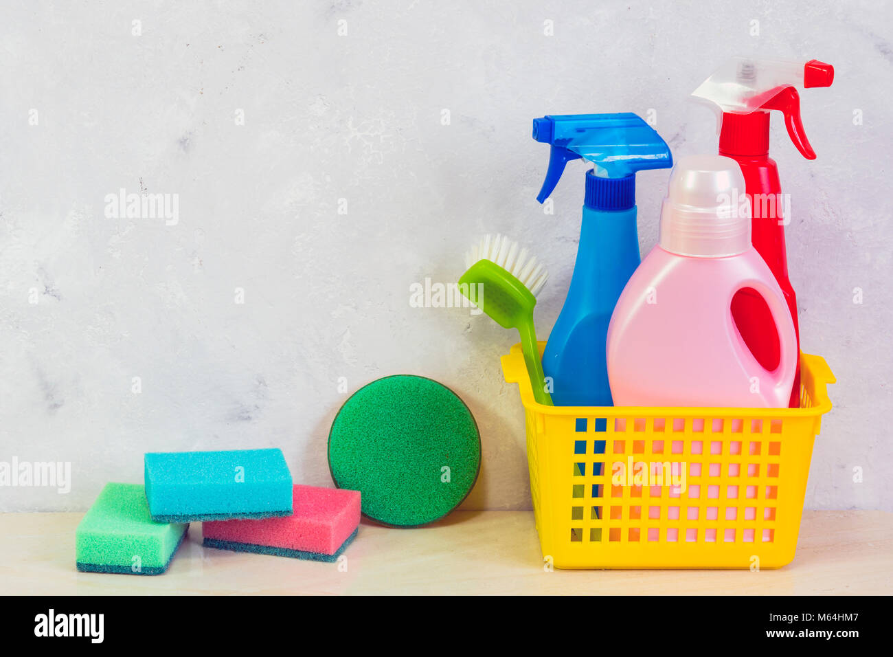 Un kit de limpieza con herramientas y productos en casa. Día de la limpieza. Foto de stock