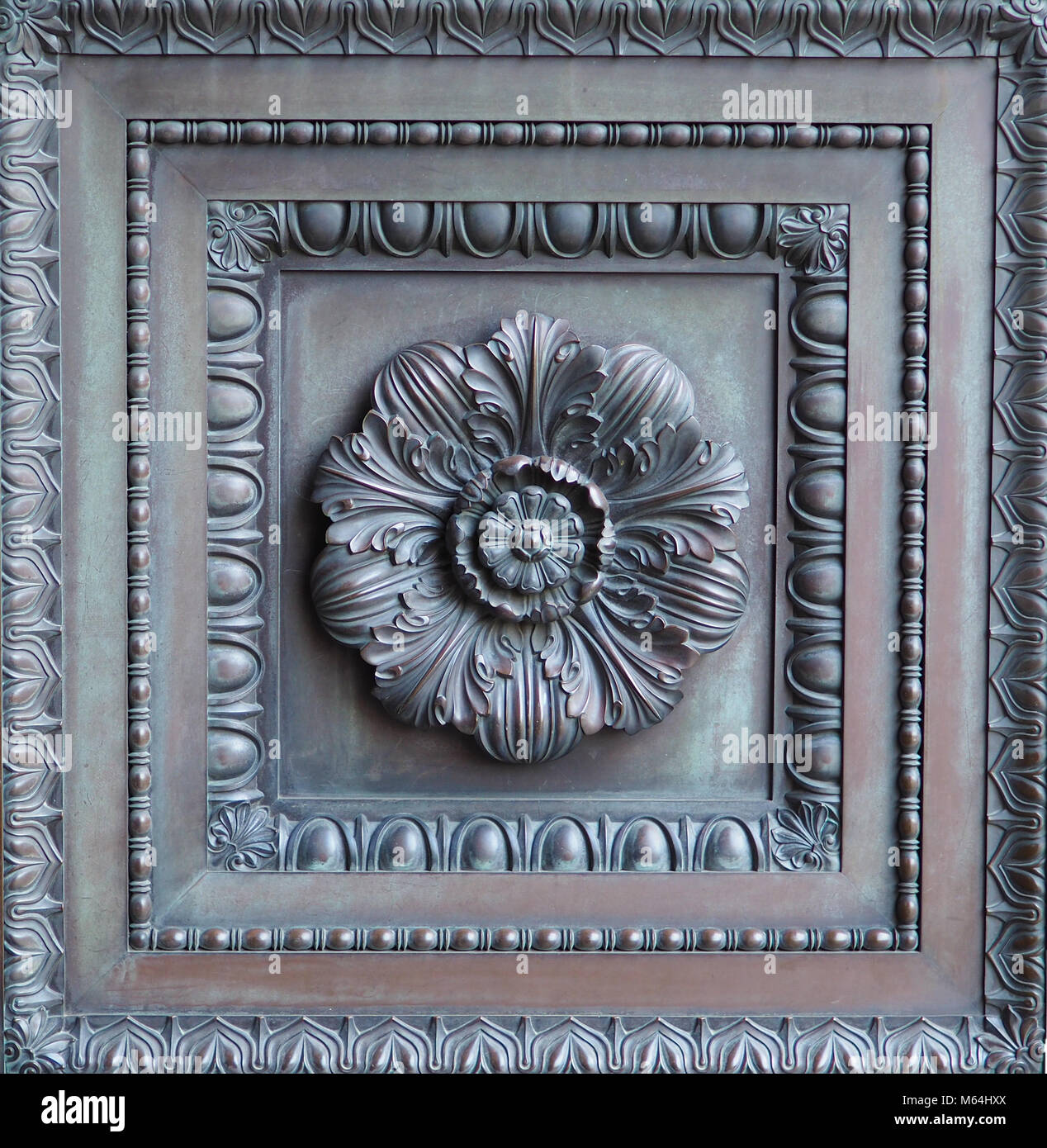 Vintage adornados de panel de puerta de bronce. Insertar la puerta de bronce de diseño floral con detalles complejos y marcos, clásico estilo Art Deco. Foto de stock
