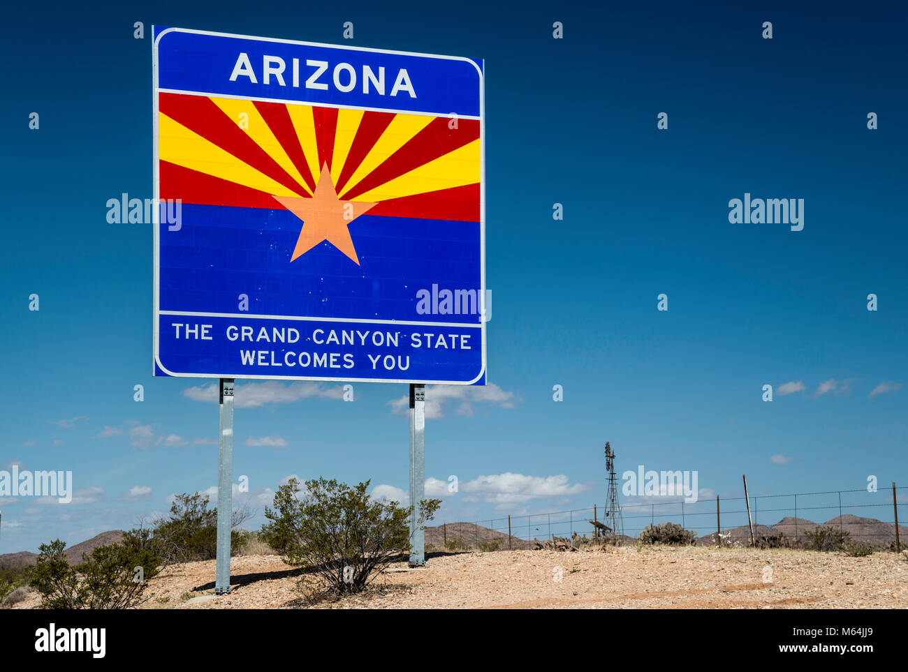 Cartel de bienvenida en la Interstate-10 Highway, el desierto de Chihuahua, Arizona, EE.UU. Foto de stock