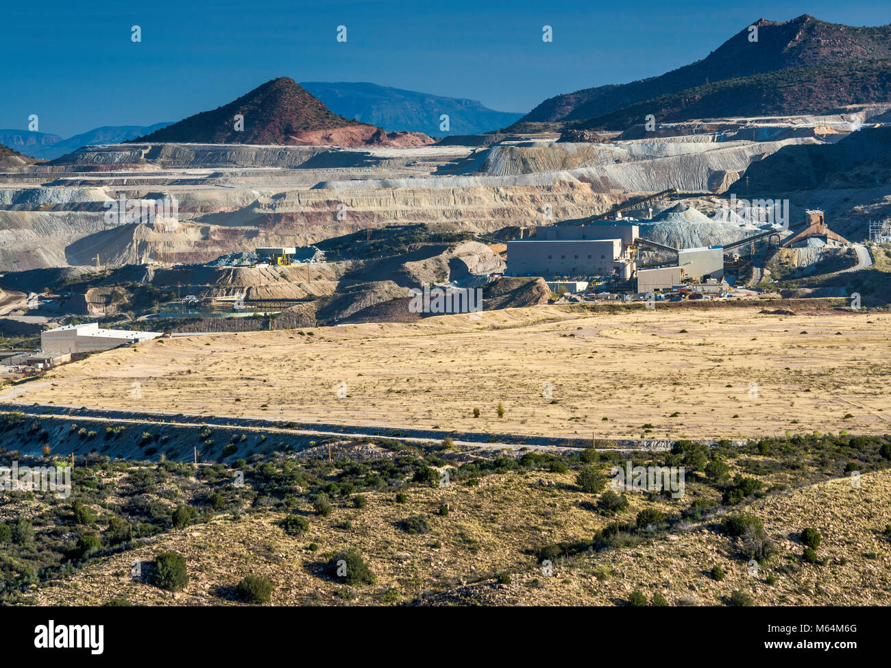 Pinto Valley mina de cobre, la mina a cielo abierto operado por Capstone Mining Corp, área de reclamación de minas en primer plano, cerca de Miami, Arizona, EE.UU. Foto de stock