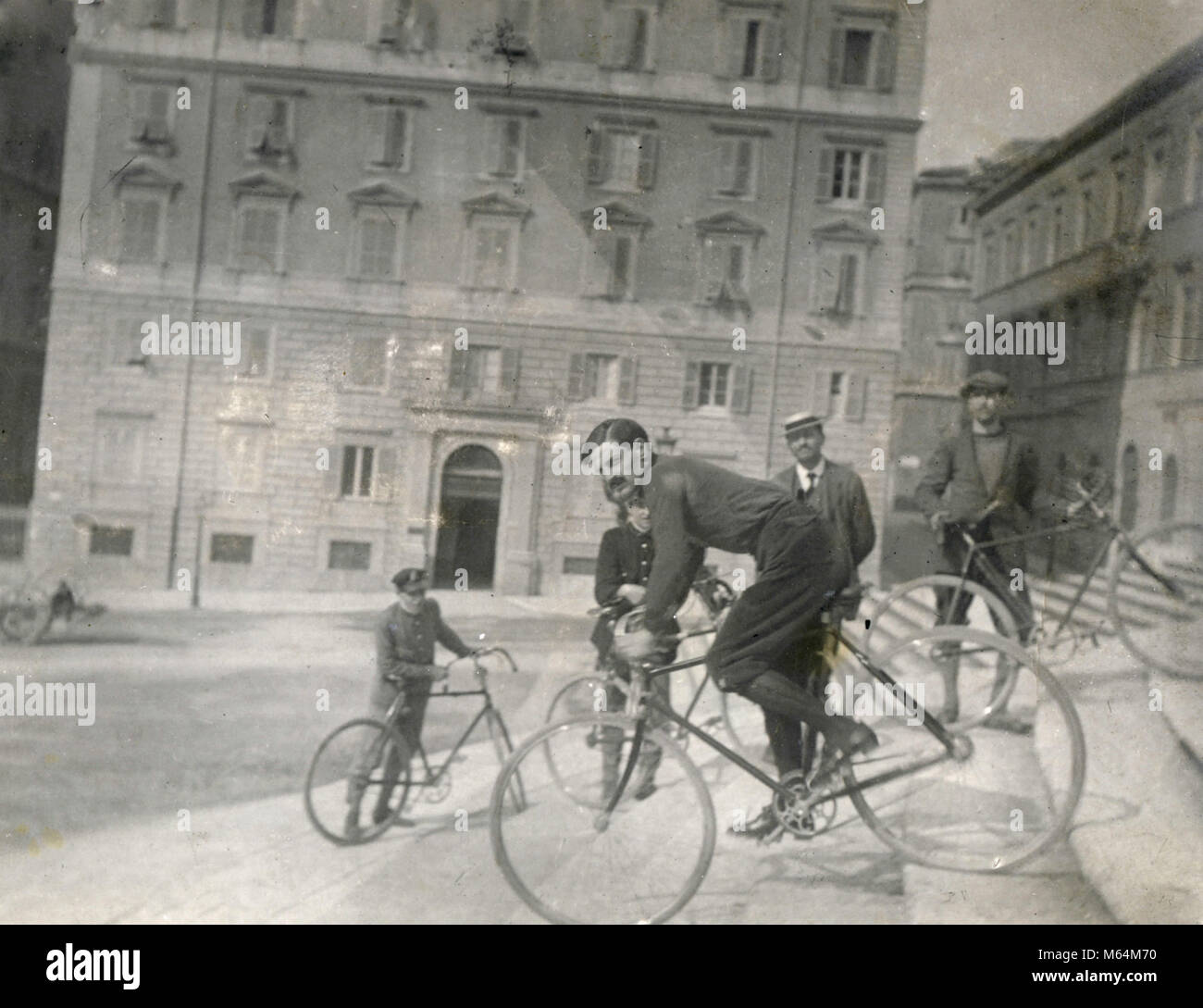 Bajando las escaleras con la bici, Italia 1910s Foto de stock