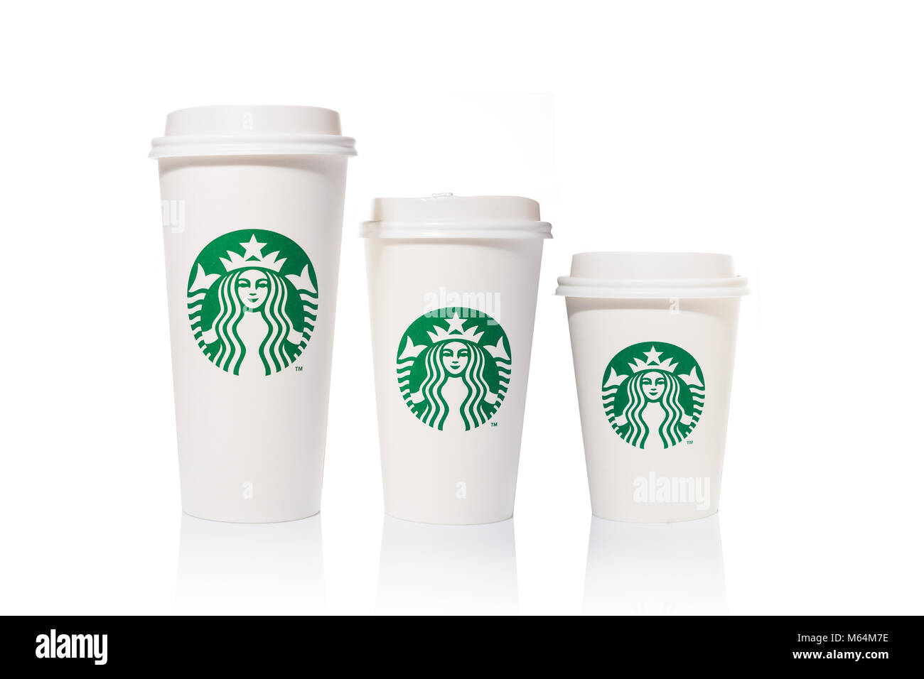 Libro blanco tazas de café de Starbucks en 3 tamaños sobre fondo blanco. Foto de stock