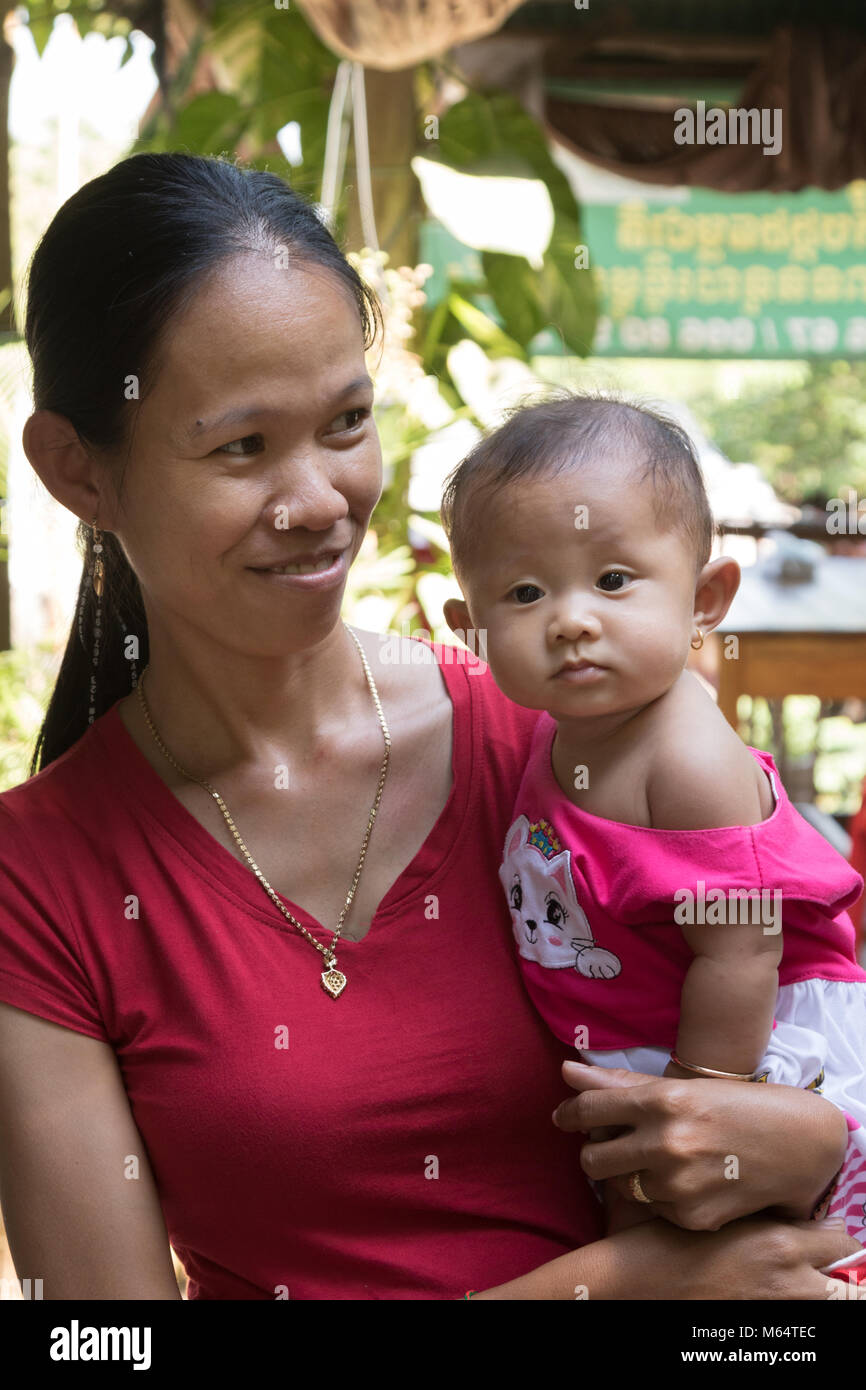 Joven asiático a la madre y al bebé, la provincia de Kampot, Camboya Asia Foto de stock