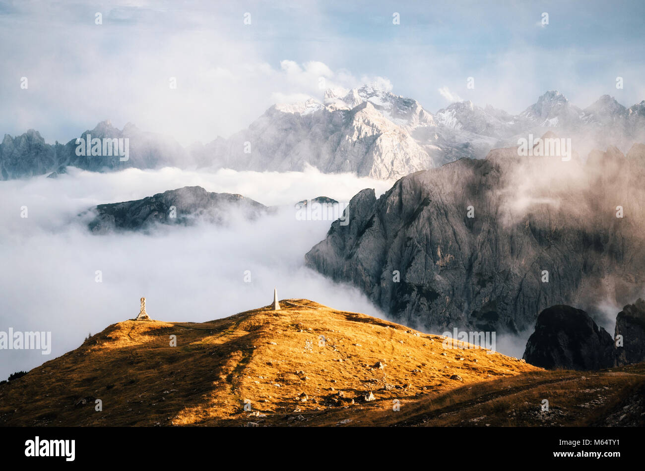 Las montañas nubladas en Parque Nacional Italiano Tre cime di Lavaredo en mañana. Dolomitas, Tirol del Sur, Italia Foto de stock