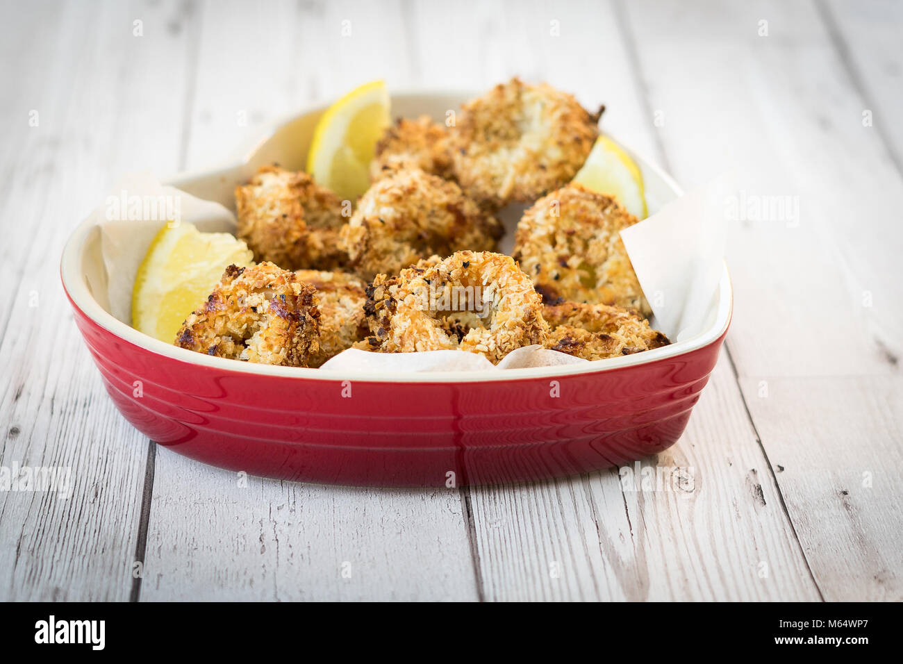 Calamares al horno (calamares) anillos en un sano Panko y revestimiento de  coco Fotografía de stock - Alamy