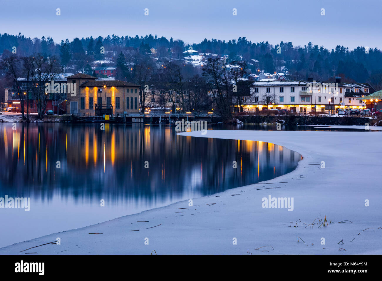 FLODA, Suecia - 14 de febrero de 2018: hermosa mañana larga exposición con vistas al paisaje de la pequeña aldea de Floda, Municipio de Lerum, Suecia modelo de liberación: nº de propiedad: Release No. Foto de stock