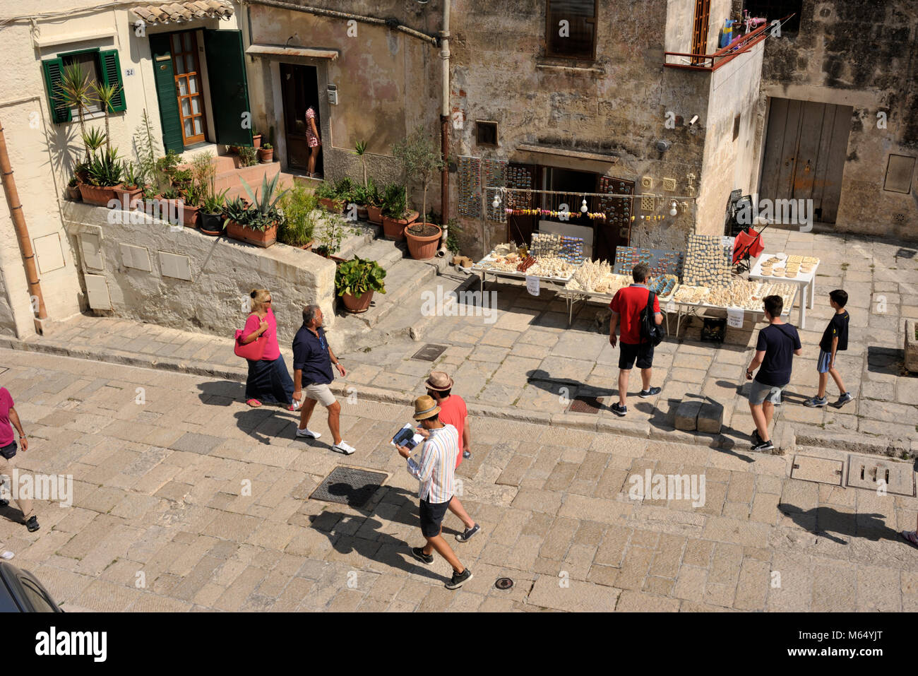 Italia, Basilicata, Matera, Sassi, Sasso Caveoso, calle adoquinada, tienda de turistas y souvenirs Foto de stock