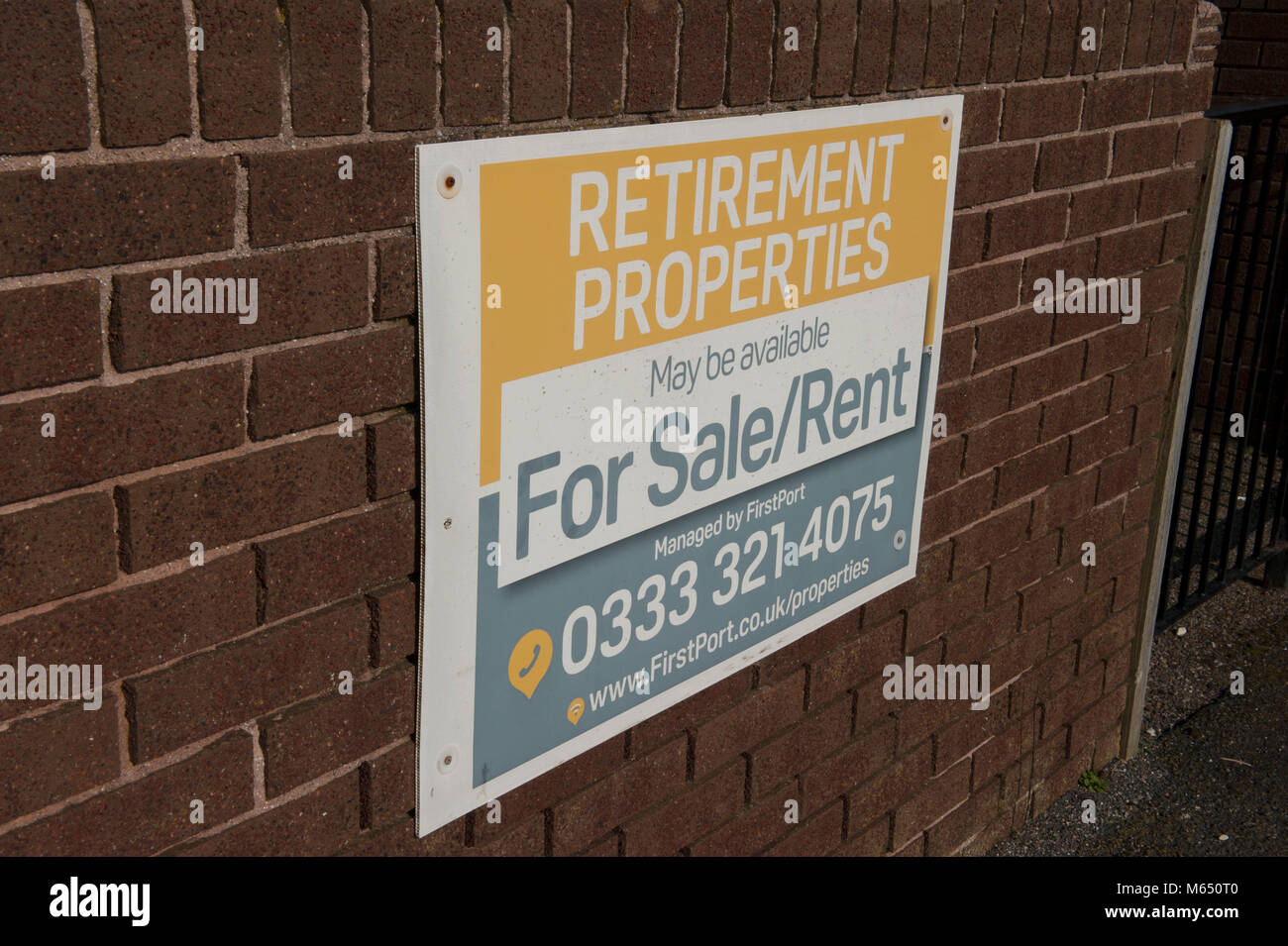 Agente inmobiliario Firstport signo publicidad propiedades de jubilación en Seaton, Devon Foto de stock