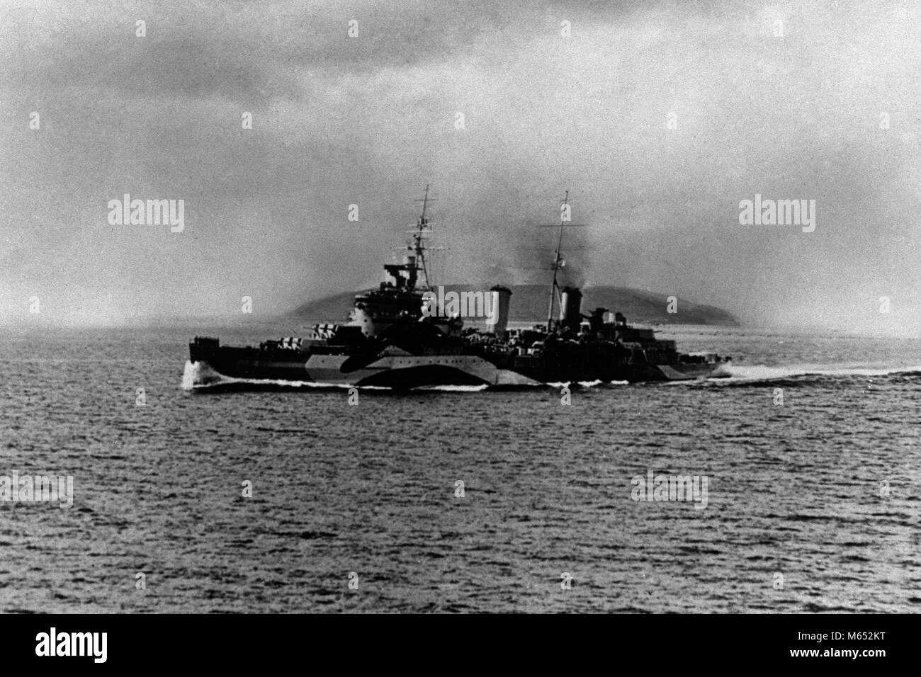 El Crucero Británico Hms Belfast Buque Insignia Del Contraalmirante W G Andrews En Aguas