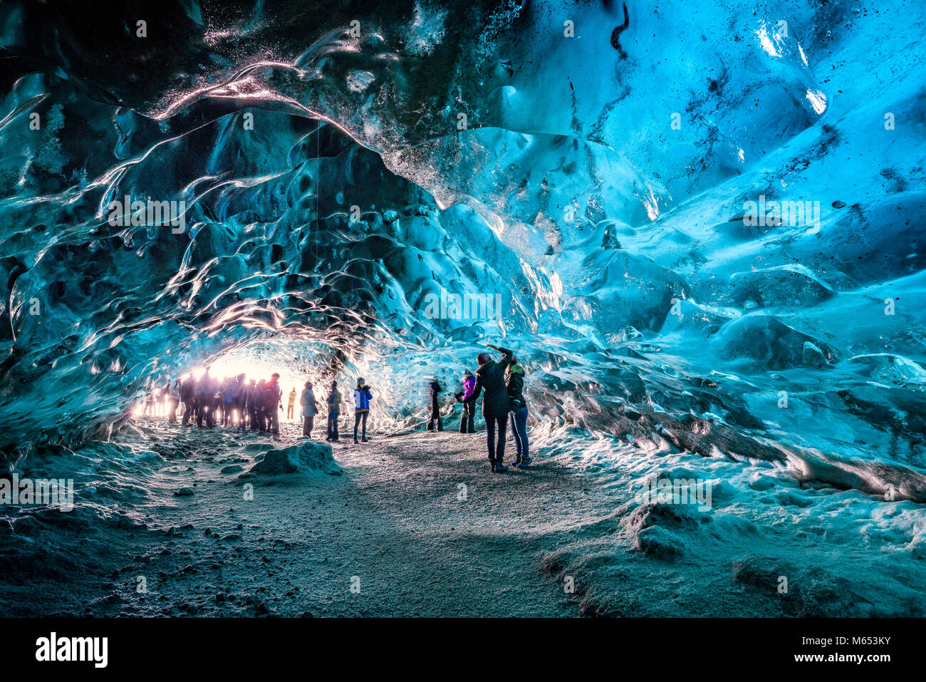 Turistas en el Crystal Cave, Glaciar Breidamerkurjokull, Islandia. Hielo azul y esmeralda ceniza es parte de Breidamerkurjokull. Foto de stock