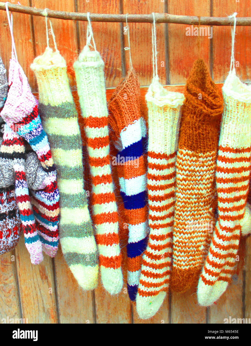 Calcetines de lana artesanales colgando de un tendedero Fotografía de stock  - Alamy