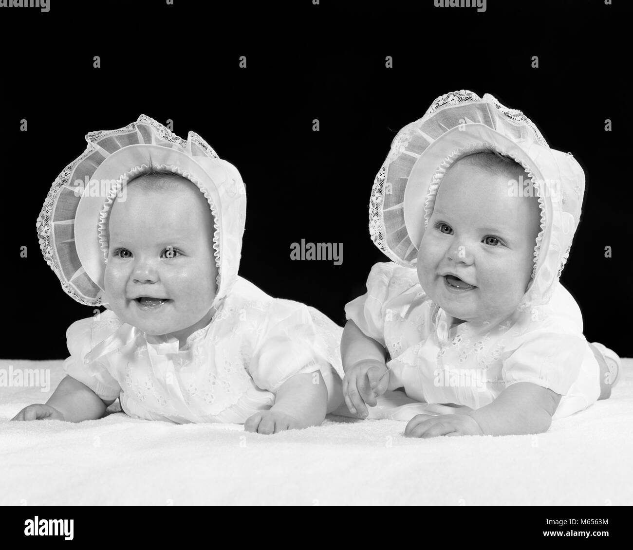 1950 Twin Bebe Ninas Vistiendo Gorras Mentir Sobre Sus Estomagos Sonriendo B4985 Har001 Hars Hermanos Chubby Hermanas Nostalgia Companerismo 0 1 Anos Coincidente Con El Mismo Felicidad De Cabeza Y Hombros Crecimiento
