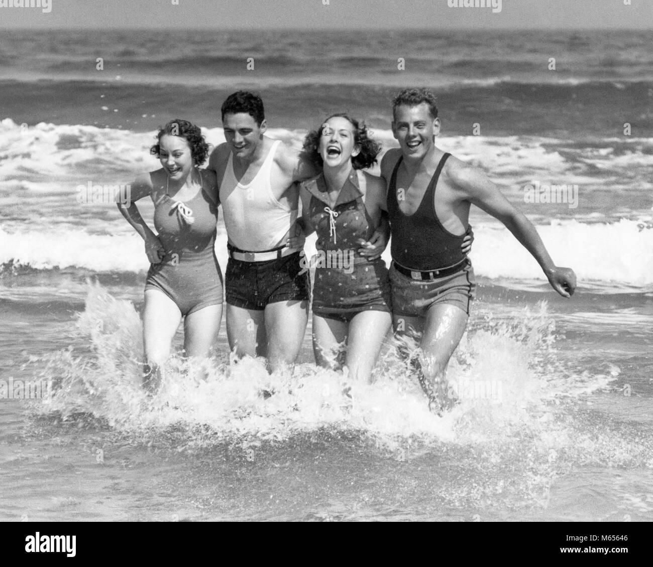 1930 dos parejas HOMBRES riendo en Ocean Surf olas mirando a la Cámara - b7312 HAR001 HARS SALUBRIDAD COPIA AMISTAD ESPACIO señoras de media longitud FÍSICA PAREJAS SURF SOLEADO
