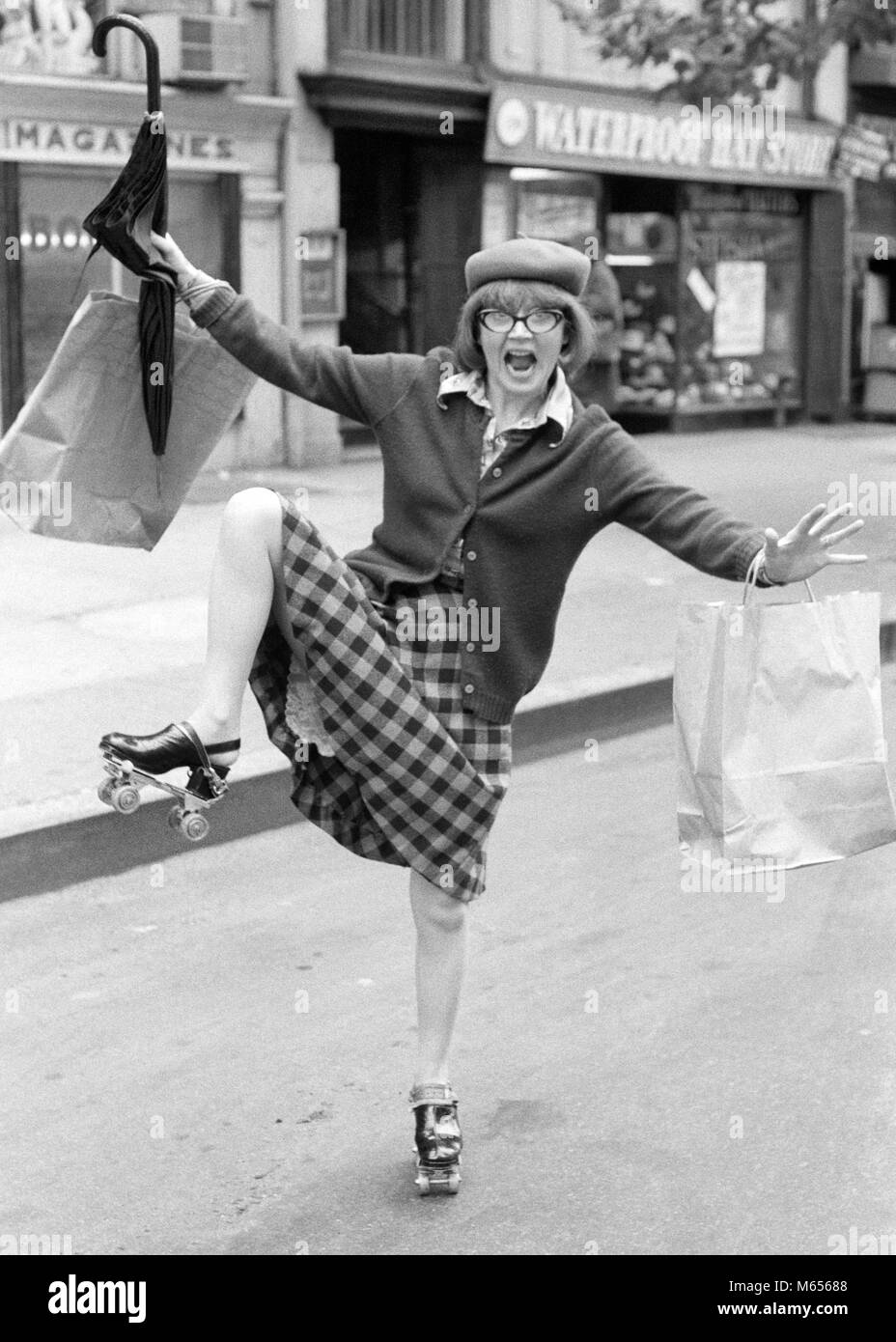 1970 CRAZY SALVAJEMENTE GESTICULANDO SHOPPING BAG LADY MUJER sobre patines en la calle de la ciudad mirando a la Cámara - c11739 HAR001 HARS HEMBRAS UNA PERSONA SOLAMENTE ESTADOS UNIDOS ESPACIO COPIA DE LONGITUD COMPLETA DAMAS ESTADOS UNIDOS RIESGO DE CARÁCTER NOSTALGIA TRANSPORTE contacto ocular de mediana edad 35-40 AÑOS 40-45 AÑOS felicidad extraña mujer de mediana edad sin hogar y extraña emoción ZANY poco convencional de NYC NUEVA YORK CIUDADES GOOFY CHIFLADO IDIOSINCRÁSICAS DE LA CIUDAD DE NUEVA YORK excéntrico divertido PATINES B&W BLANCO Y NEGRO la etnia CAUCÁSICA CRAZY errático de libre espíritu individualista mirando a la cámara a la antigua usanza MADCAP Foto de stock