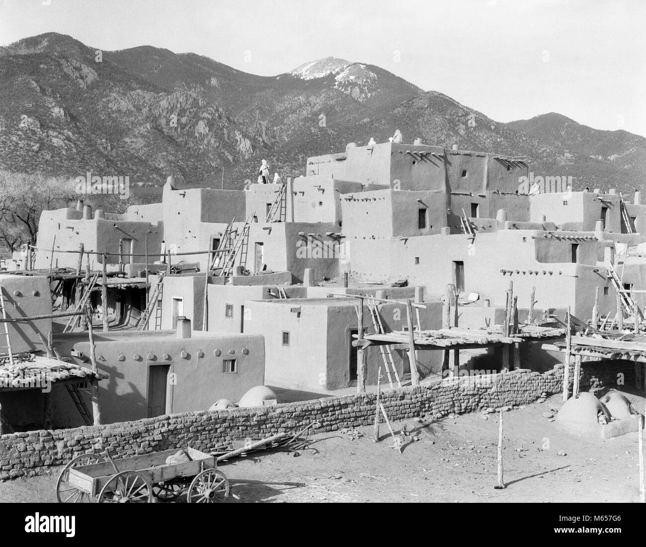 1930 VISTA DE EDIFICIOS DE ADOBE Y LA ARQUITECTURA DEL PUEBLO DE TAOS