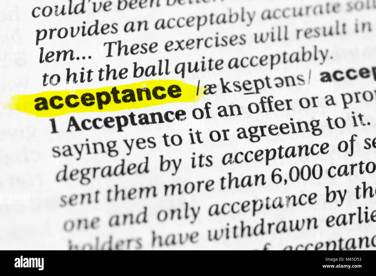 Resalta las palabras en inglés "aceptación" y su definición en el