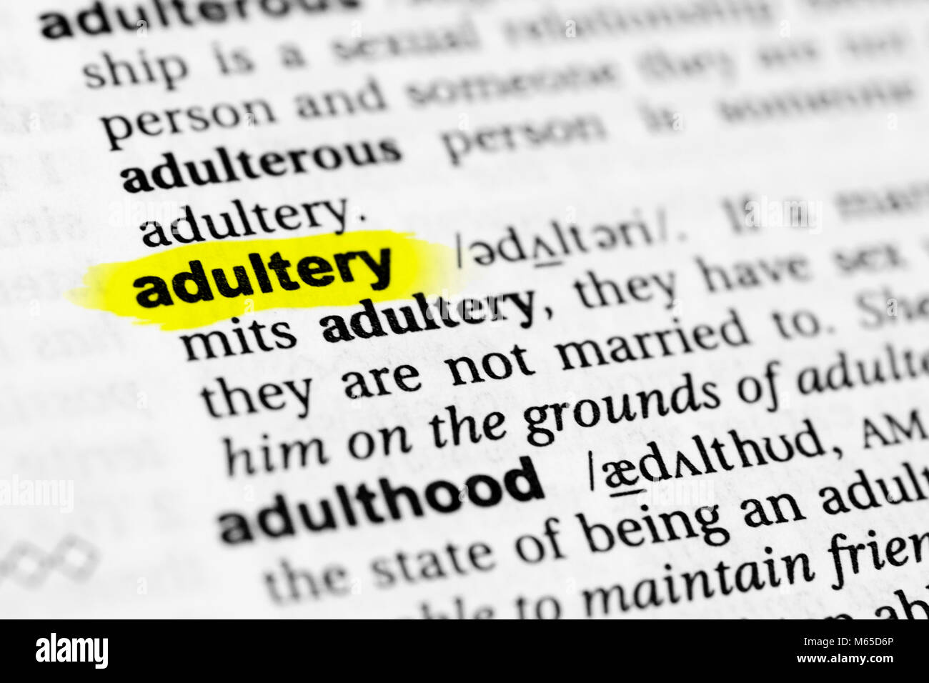 Destacó palabra inglesa "adulterio" y su definición en el diccionario. Foto de stock