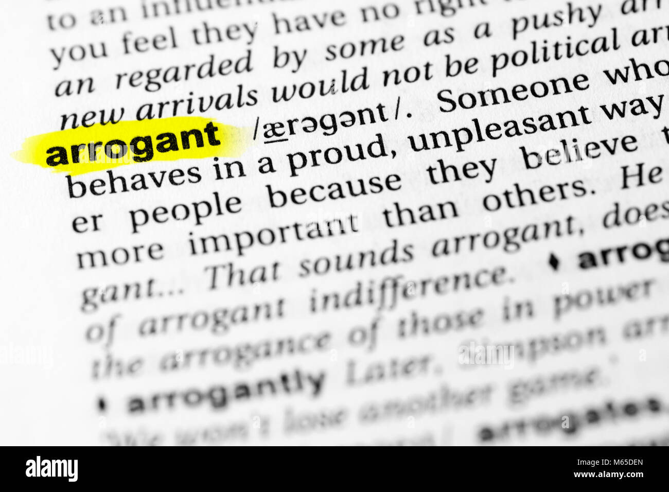 Resalta las palabras en inglés "arrogante" y su definición en el diccionario. Foto de stock
