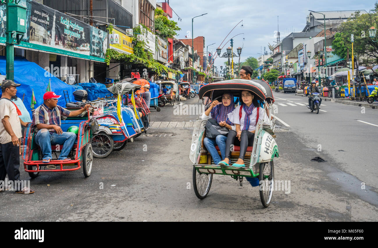 Java Central, Indonesia, Yogyakarta, 'becak' trishaw taxis en Jalan Malioboro Foto de stock