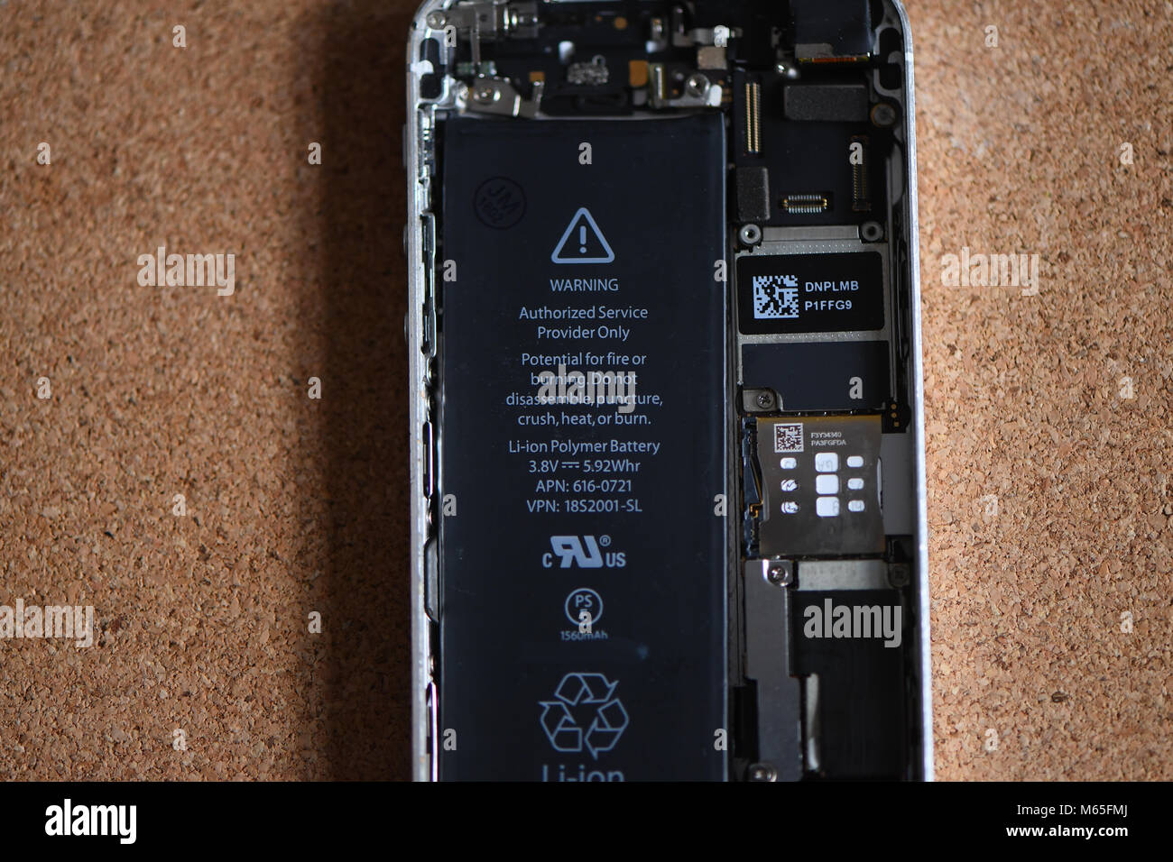 Tienda de bricolaje en casa el reemplazo de una batería de iPhone 5s  mostrando teléfono abierto con batería nueva y vieja y el funcionamiento  interno del teléfono Fotografía de stock - Alamy