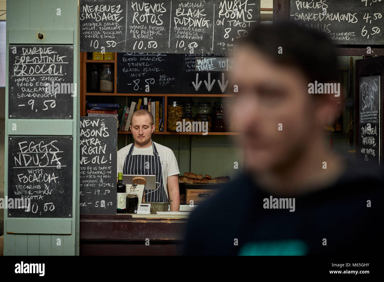 Market House Coffee se atasque en el mercado de grado II, se encuentra casa en el centro de la ciudad de Altrincham, Cheshire. Una intensa y emocionante destino de alimentos Foto de stock