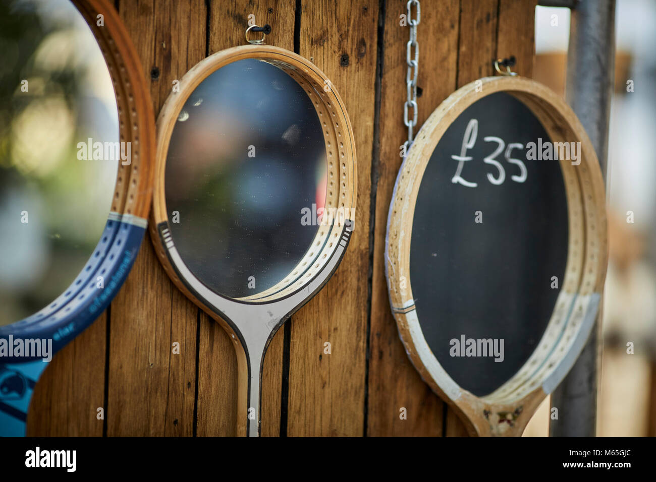 Raquetas de tenis y badminton reciclado que se han convertido en espejos en Altrincham, mercado en el centro de la ciudad de Altrincham, Cheshire Foto de stock