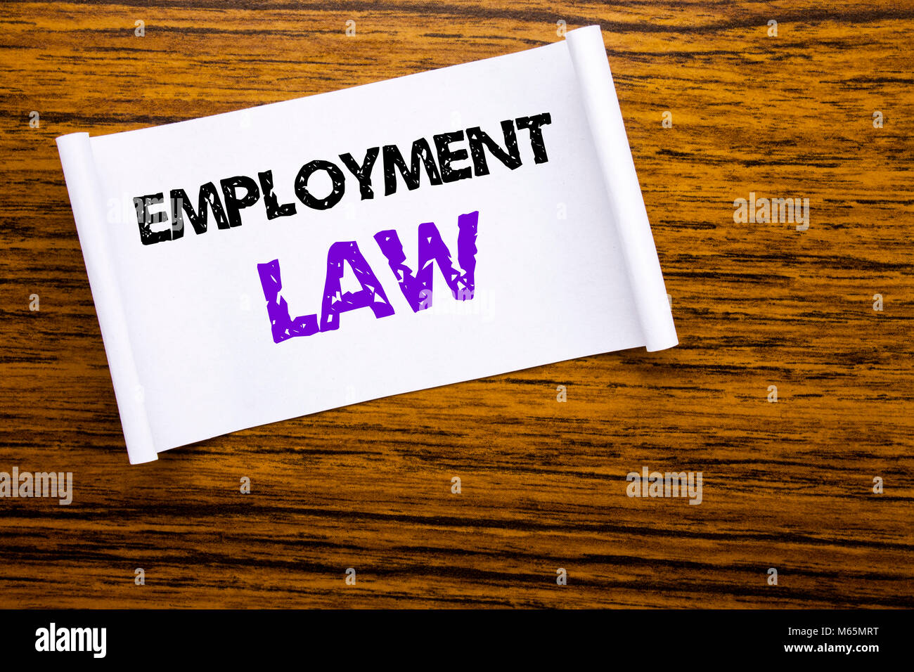La Ley del empleo de la palabra, la escritura. Concepto de negocio para el empleado de la Justicia, escrita en una nota de papel pegajoso sobre la madera estructura de madera visible. Foto de stock
