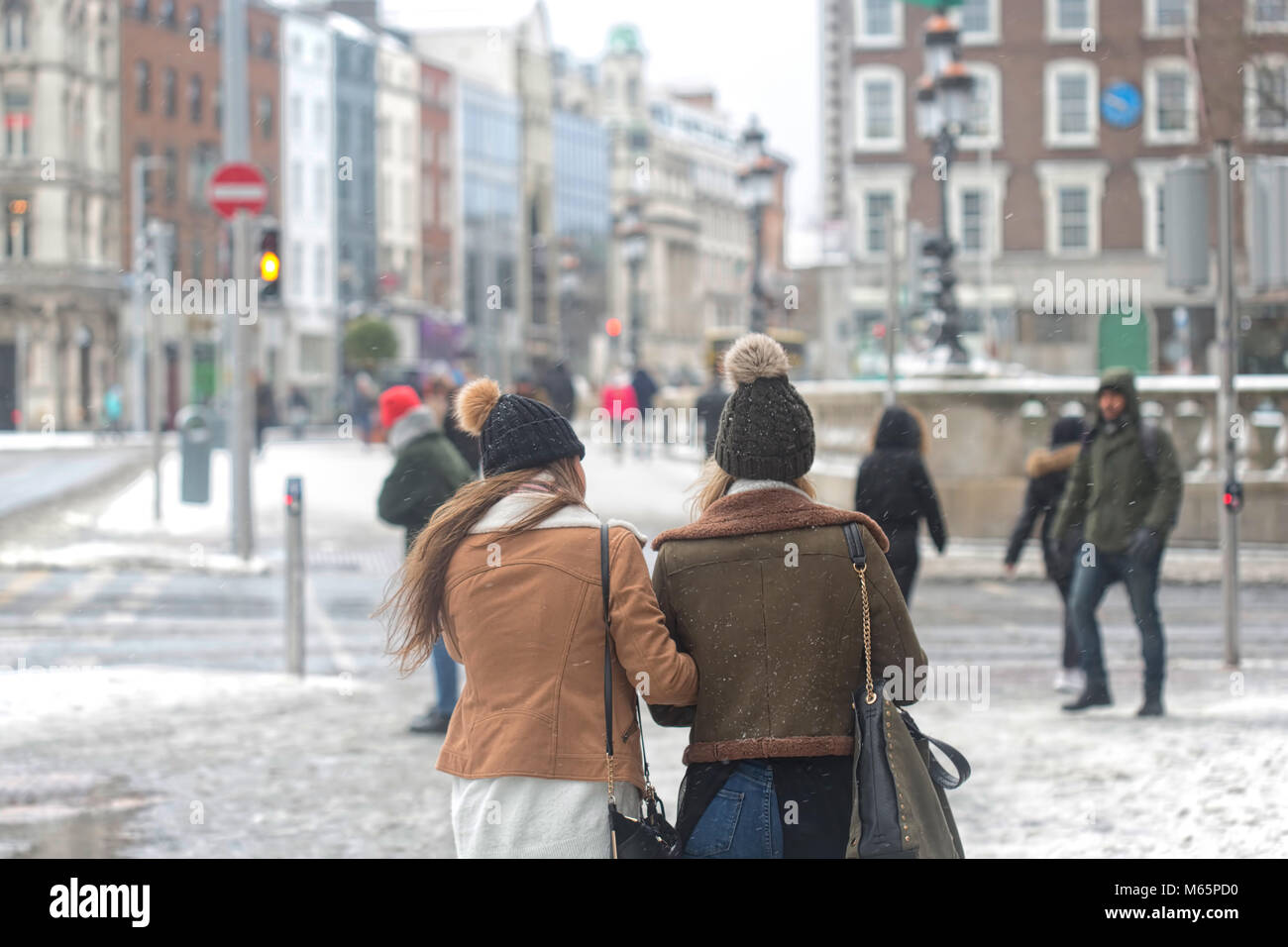 Dublín/Irlanda - 02/28/2018. Bestia del oriente. Dos chicas en ropa de  invierno camina por el brazo por encima de Oconnel bridge Fotografía de  stock - Alamy