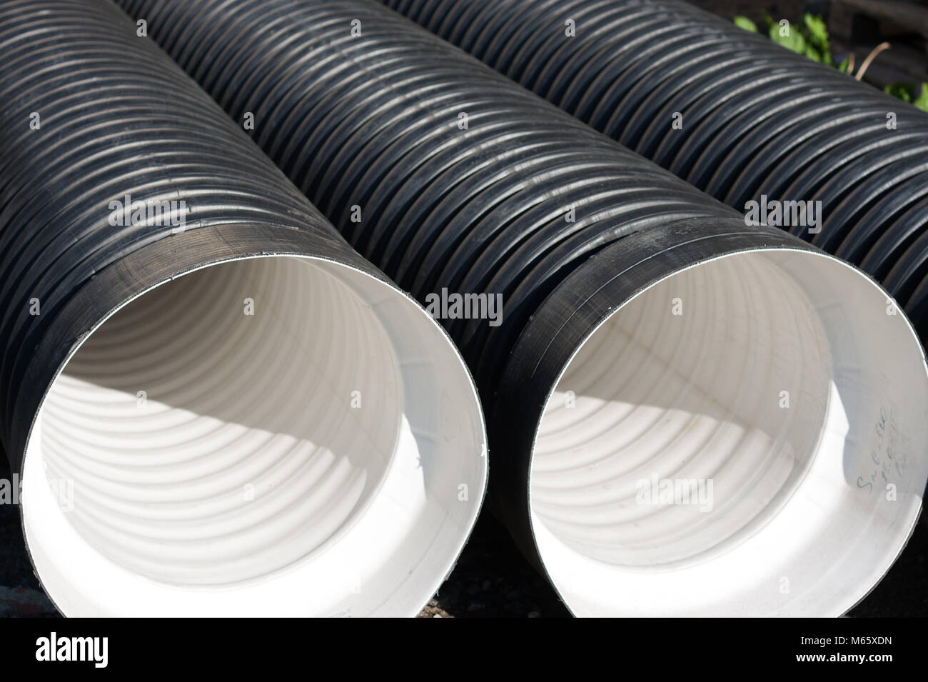Grandes tubos de PVC corrugado para drenaje Fotografía de stock - Alamy