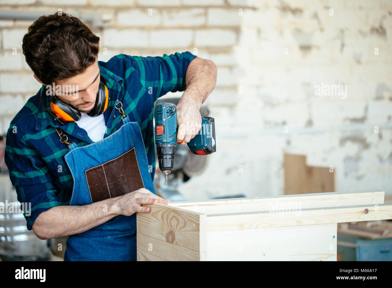 Taladro mandrinado de madera en la mano de taladrar un orificio en la barra  de madera Fotografía de stock - Alamy