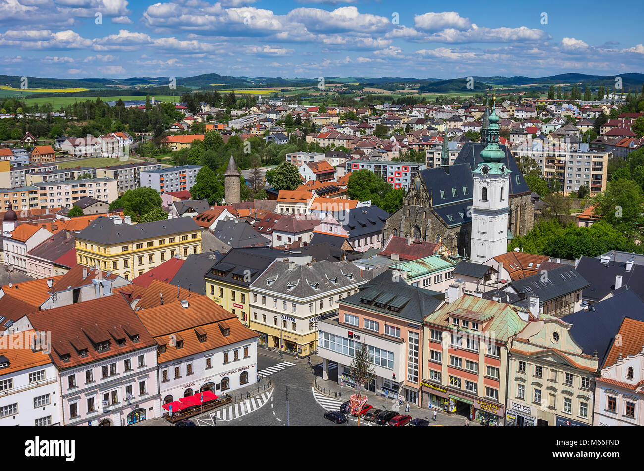 Klatovy, República Checa - vistas a la plaza central de la ciudad y el casco antiguo de la ciudad en dirección noreste. Foto de stock