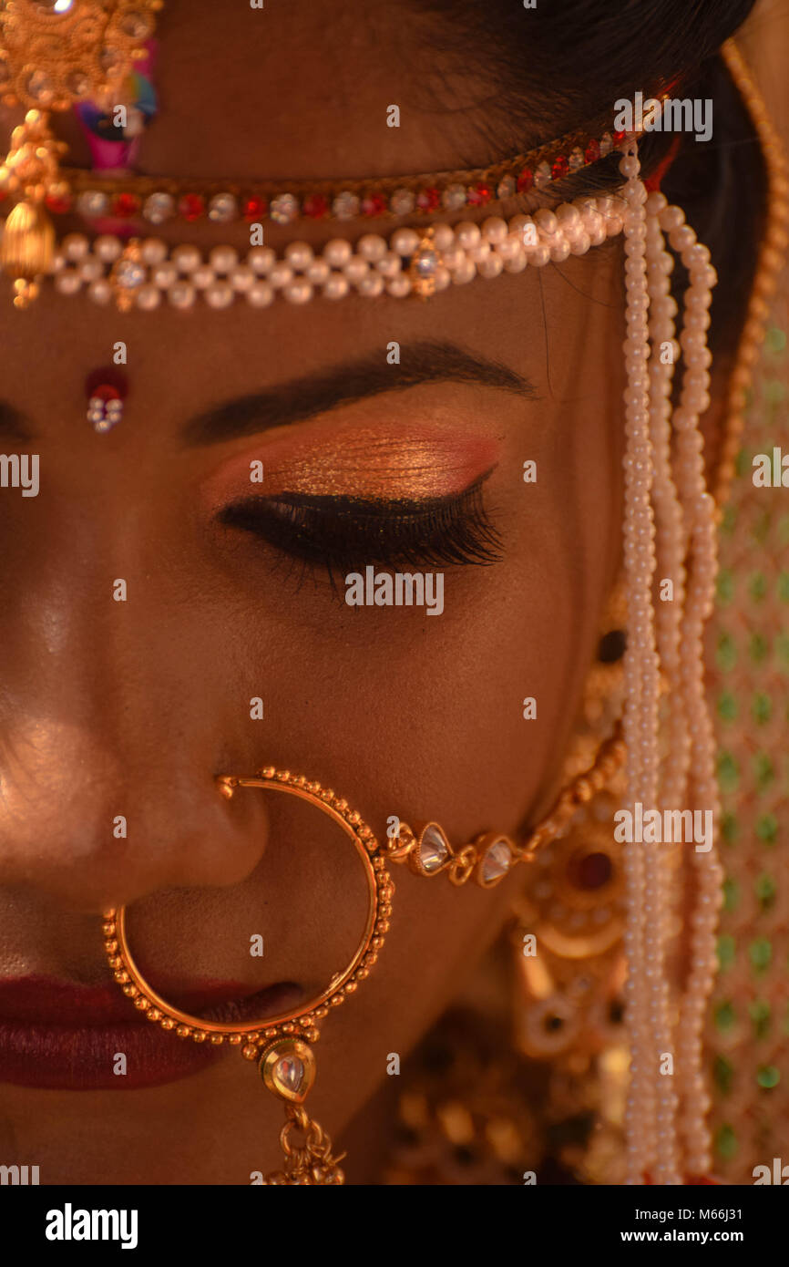 Una hermosa novia indio Preparándose para el matrimonio Foto de stock