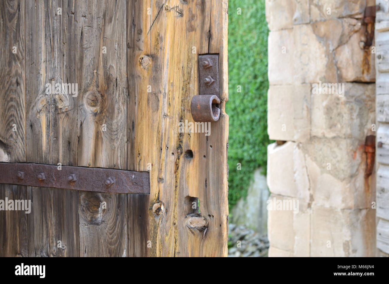 Entreabierta antigua puerta de madera pesada de un antiguo castillo
