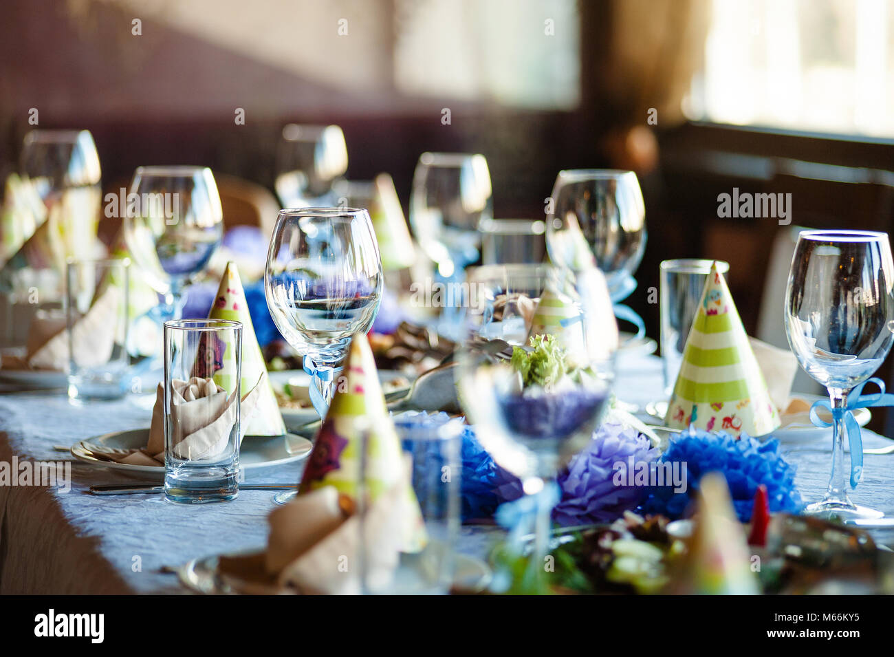 Vasos Vacíos en el restaurante set de cumpleaños. Foto de stock