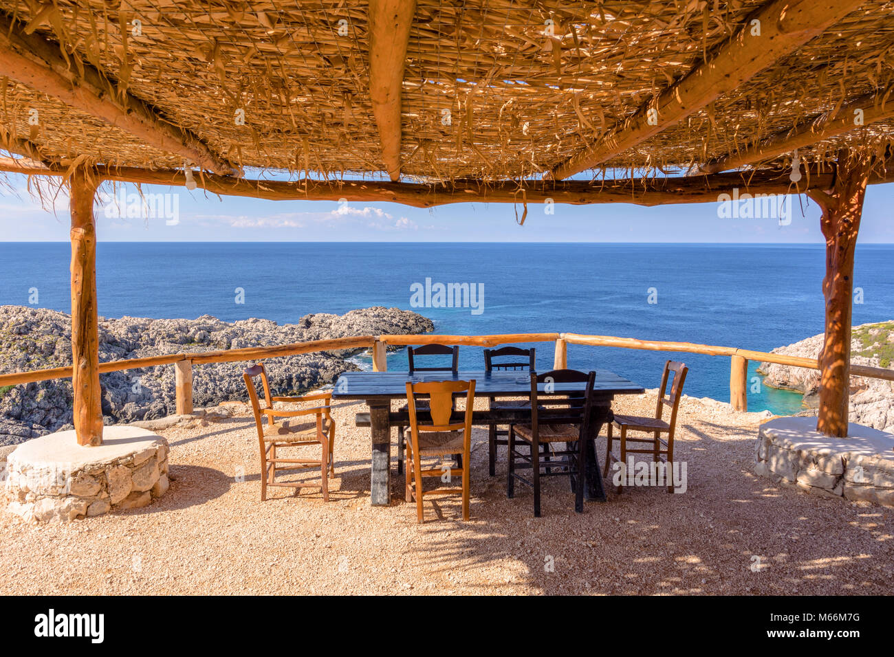 Taberna griega sobre un acantilado con vista del mar azul de agua. Isla de Zakynthos. Zante, Grecia Foto de stock