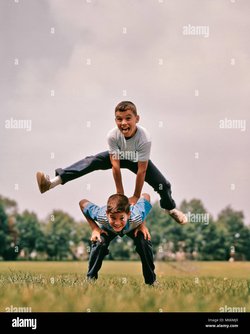 1960 niños jugando fotografías e imágenes de alta resolución - Alamy