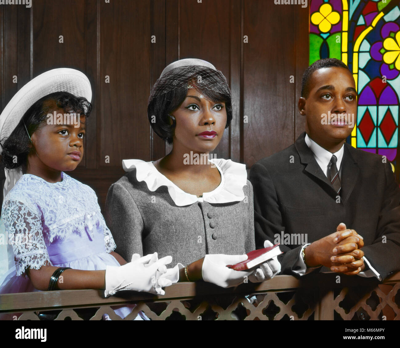 1960 La familia afroamericana en la Iglesia vestidos de domingo de Pascua  mejor ropa y sombreros - kn675 HAR001 HARS PAR ORANDO DETALLE COLOR  relación madres tiempo viejo anticuado hermana 1 menores