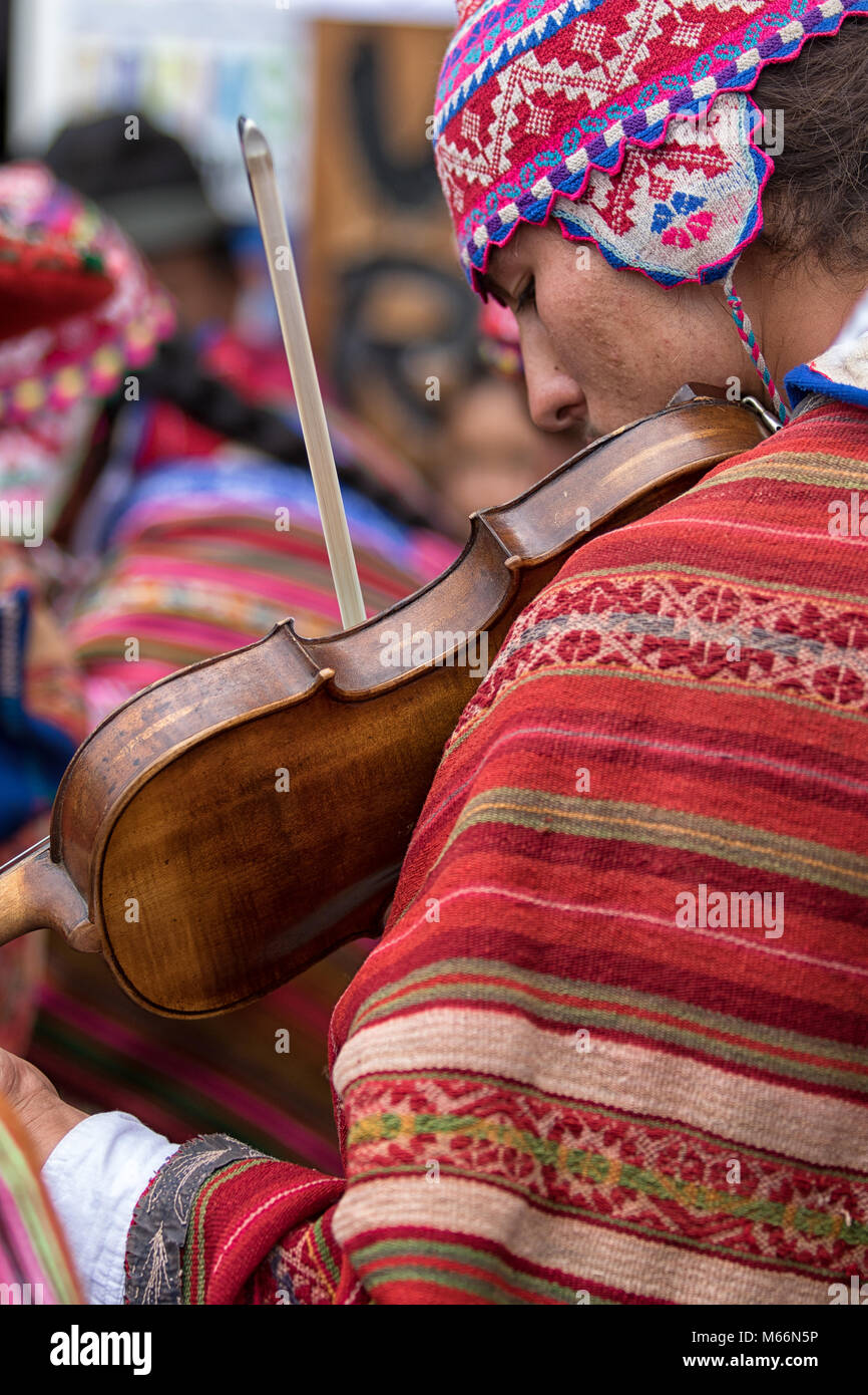 Otavalo, Ecuador - Febrero 17, 2018: músico indígena peruano tocando el  violín en el popular mercado artesanal Fotografía de stock - Alamy