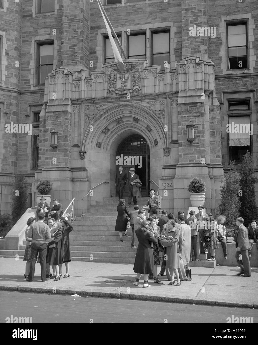 1940 ESTUDIANTES EN EL CAMPUS DE LA UNIVERSIDAD DE TEMPLE HALL CONWELL de Filadelfia, PA, USA - q40942 CPC001 HARS nostalgia de mediana edad NORTEAMÉRICA COMPAÑERISMO hombre de mediana edad 16-17 AÑOS 20-25 AÑOS 40-45 AÑOS 45-50 AÑOS TEMPLO EXTERIOR UNIVERSIDADES CONOCIMIENTO PA NORESTE 18-19 AÑOS DE CONEXIÓN LA EDUCACIÓN SUPERIOR COLEGIOS COSTA ESTE GRUPO DE PERSONAS VARONES JÓVENES ADULTOS JÓVENES ADULTOS HOMBRE MUJER B&W BLANCO Y NEGRO COEDS CONWELL CONWELL HALL Old Fashioned personas Temple University Foto de stock