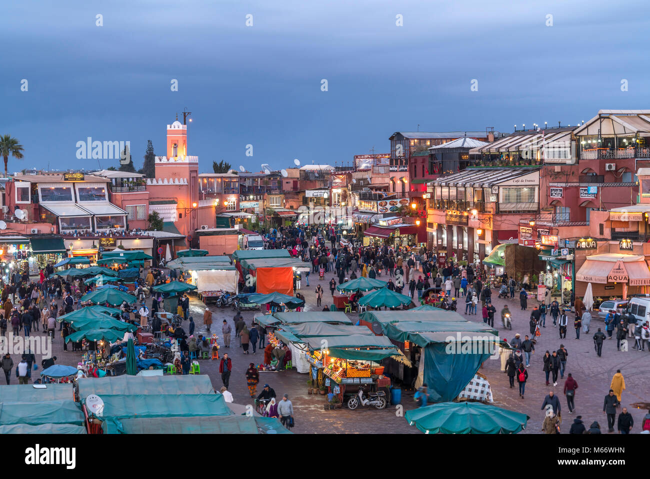 Plaza del mercado de Djemaa el Fnaa al anochecer, Marrakech, Marruecos Foto de stock