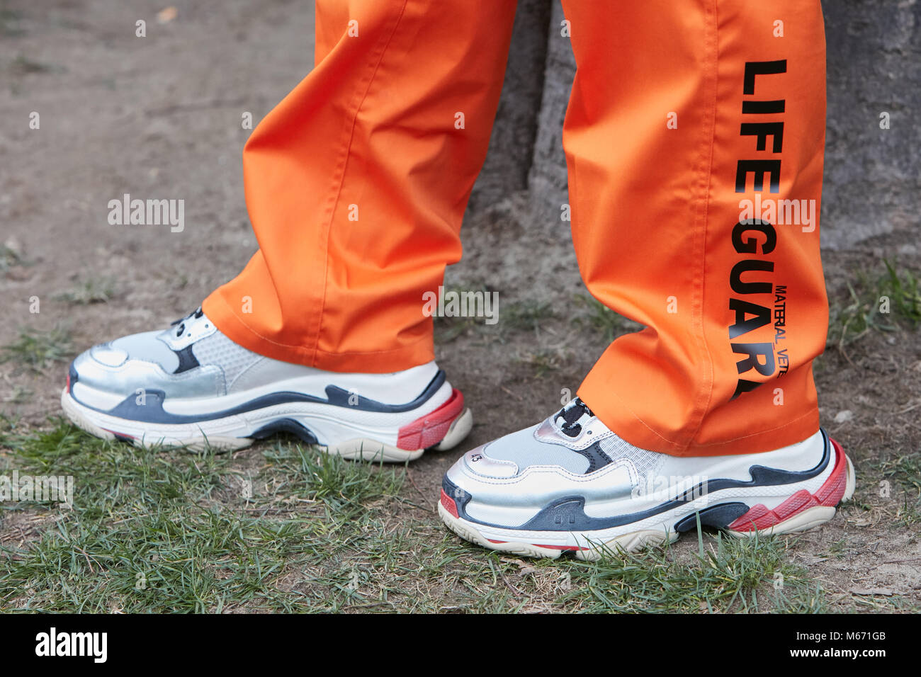 aceptable espacio Joseph Banks Milán - 25 de febrero: el hombre con zapatillas Balenciaga y orange  Socorrista pantalones antes de Emporio Armani Fashion Show, la Semana de la  moda de Milán Street Style o Fotografía de