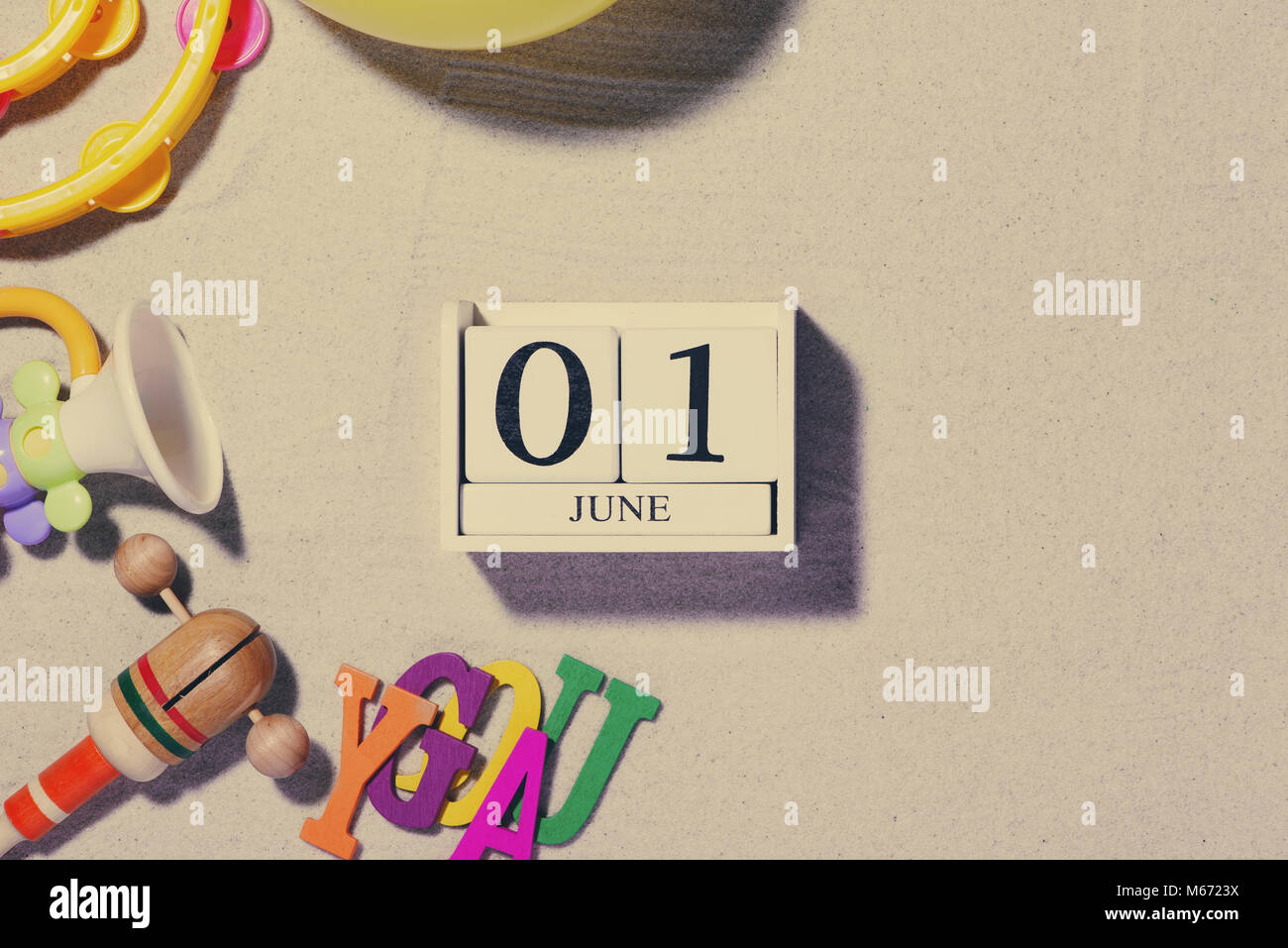 1ro de junio. Imagen de 1 de junio de madera natural de color sobre un fondo blanco. Primer día