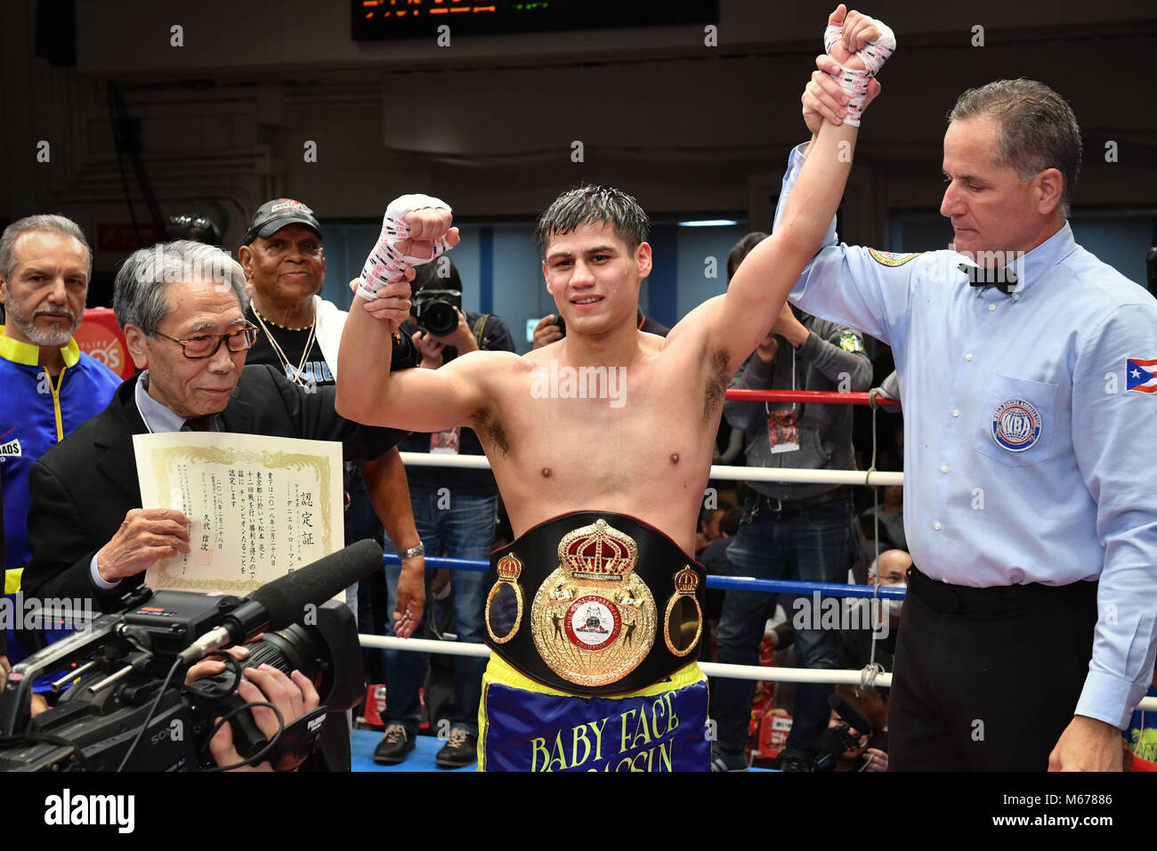 L R Hiroshi Akiyama Daniel Romano Usa Luis Pabon Arbitro El 28 De Febrero 18 Boxeo Daniel Romano De Los Estados Unidos Celebra Con Su Cinturon De Campeon Despues De Ganar