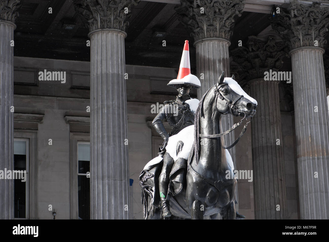Glasgow, Escocia, Reino Unido. El 1 de marzo de 2018. Nieve en Duque de Wellington estatua en el centro de la ciudad de Glasgow como bestia desde el este sistema de clima hits: Tony Clerkson Crédito/Alamy Live News Foto de stock