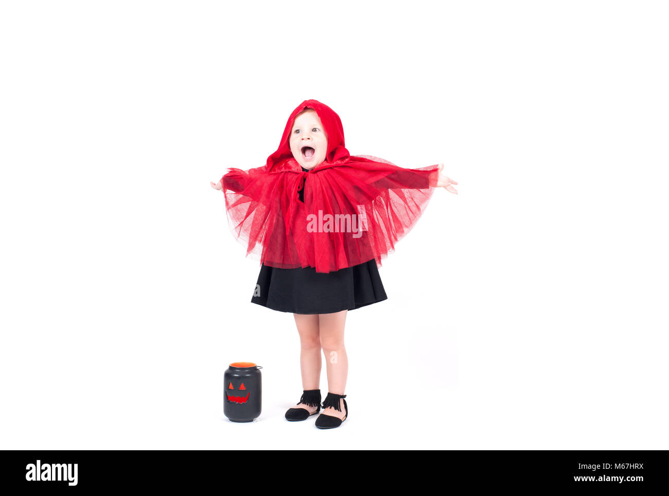 Disfraz de Halloween de Caperucita Roja. Hermosa niña en un Chubasquero con  capucha roja Fotografía de stock - Alamy