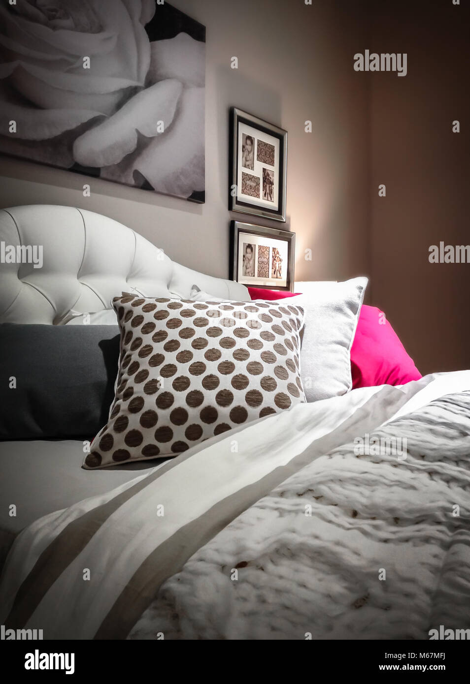 Acogedor dormitorio con cama grande, cojines decorativos y paredes a rayas  en blanco y azul Fotografía de stock - Alamy