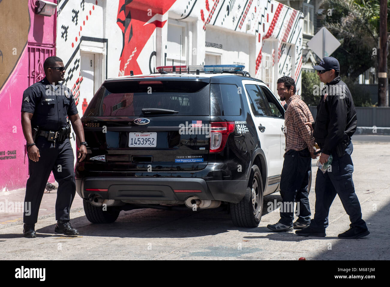 El hombre no identificado que fue arrestado por la policía en Venice Beach, CA Foto de stock