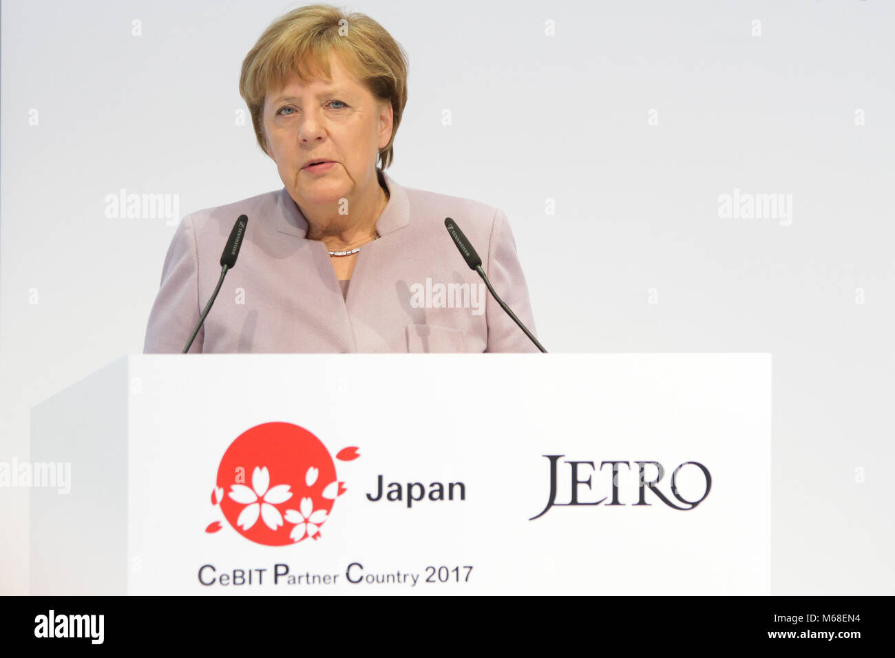 Hannover, Alemania. 20 de marzo de 2017. CeBIT 2017, la feria de TIC: Angela Merkel, Canciller Federal de Alemania, habla durante la apertura de caminar en el stand del CeBIT 2017-país socio en Japón. Crédito: Christian Lademann Foto de stock